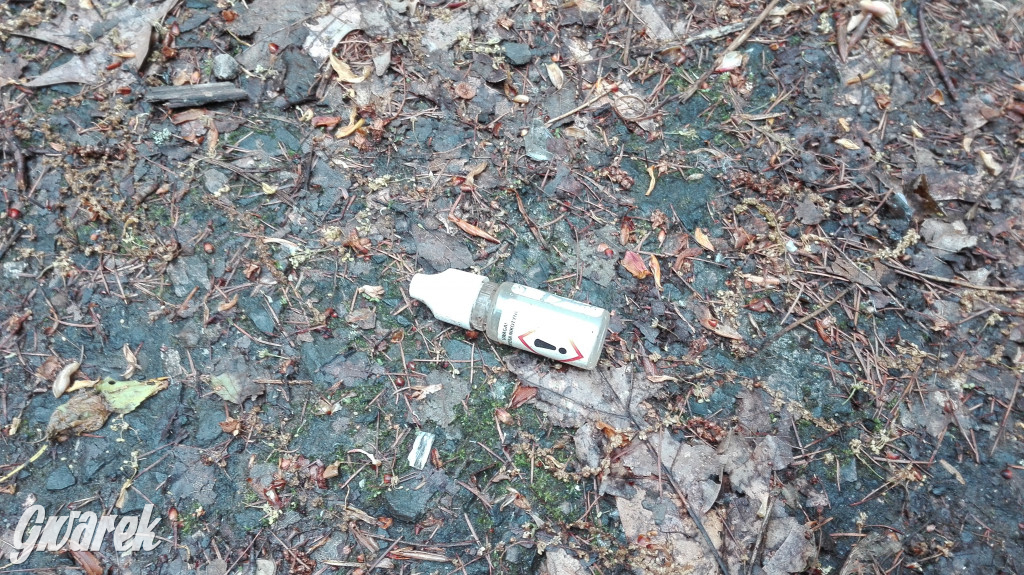 Spacer po parku Piny ze śmieciami w tle