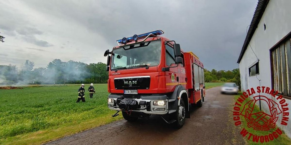 W Brynku od uderzenia pioruna zapaliło się drzewo