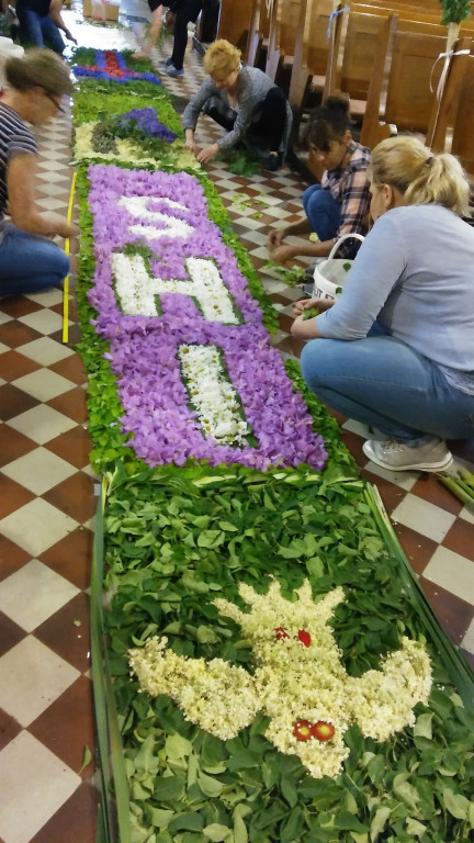 Dywan kwiatowy zamiast procesji