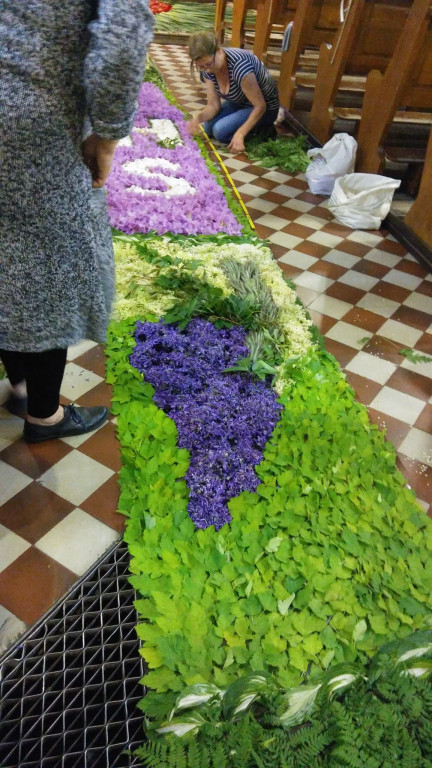 Dywan kwiatowy zamiast procesji