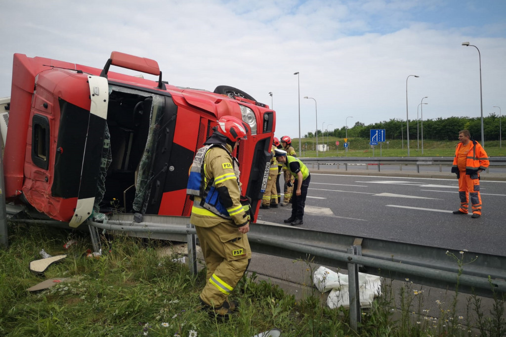 Na zjeździe z autostrady wywróciła się ciężarówka wioząca mięso