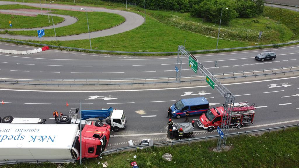 Na zjeździe z autostrady wywróciła się ciężarówka wioząca mięso