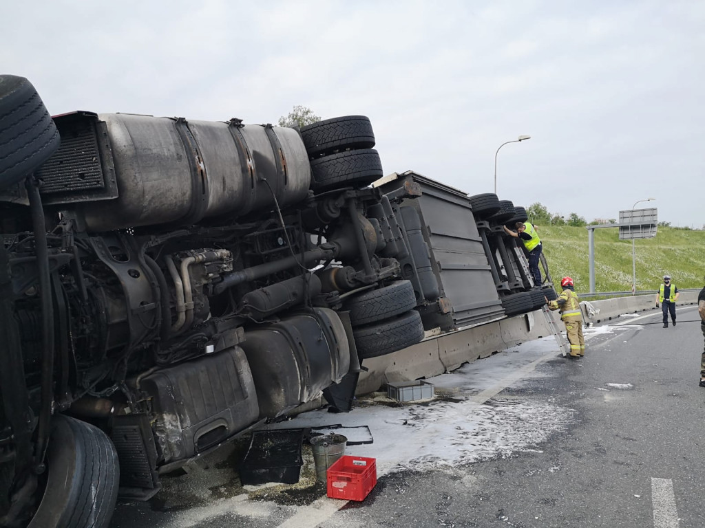 Na zjeździe z autostrady wywróciła się ciężarówka wioząca mięso