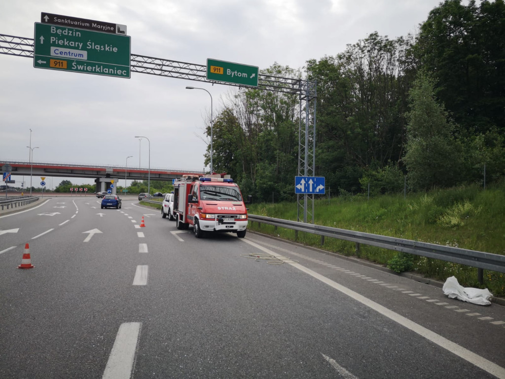 Na zjeździe z autostrady wywróciła się ciężarówka wioząca mięso
