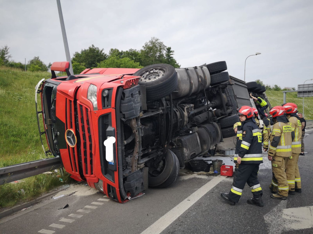 Na zjeździe z autostrady wywróciła się ciężarówka wioząca mięso