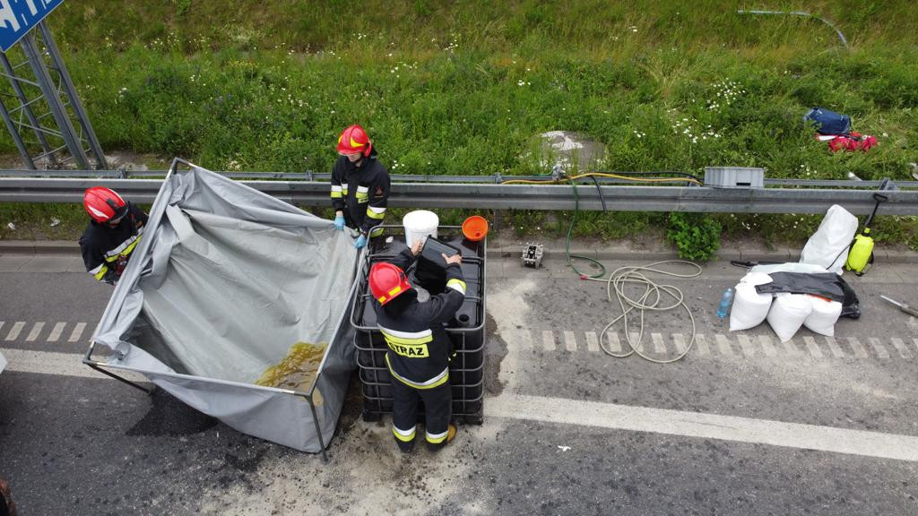 Na zjeździe z autostrady wywróciła się ciężarówka wioząca mięso