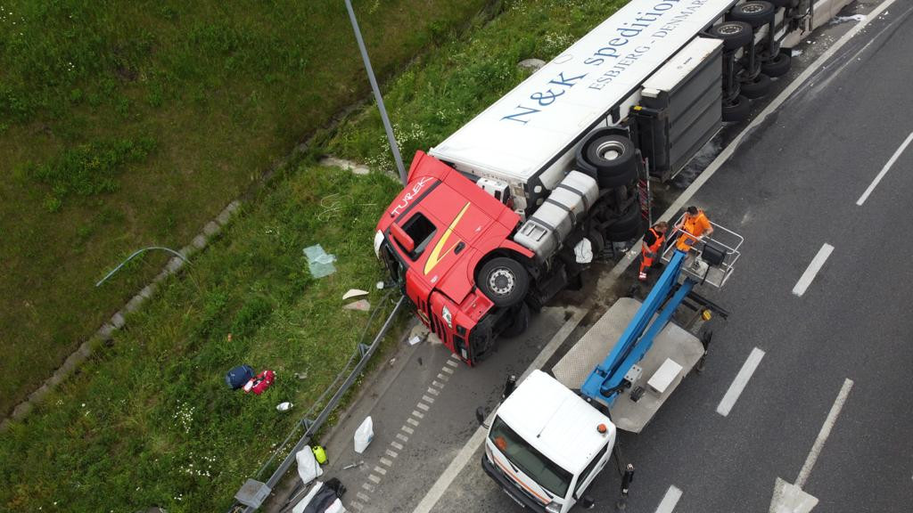 Na zjeździe z autostrady wywróciła się ciężarówka wioząca mięso