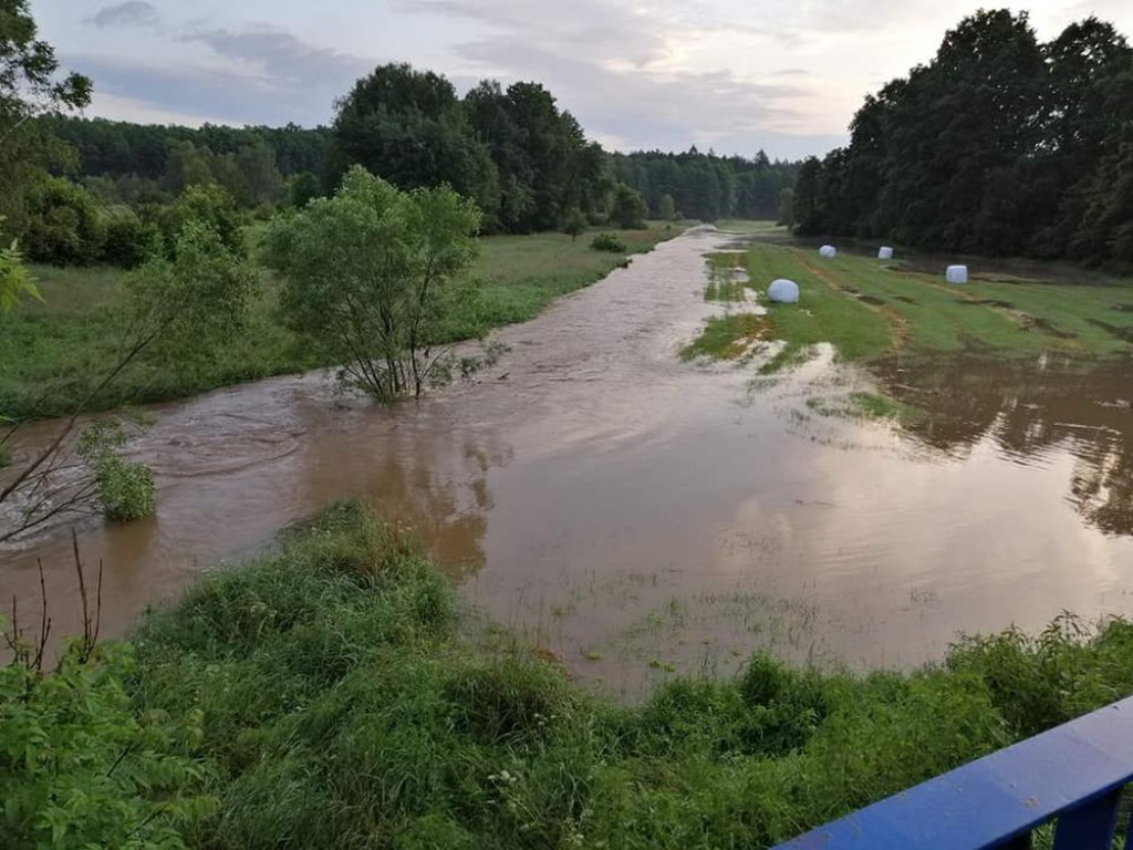 Zalane posesje, powalone drzewa, wyrwa w drodze