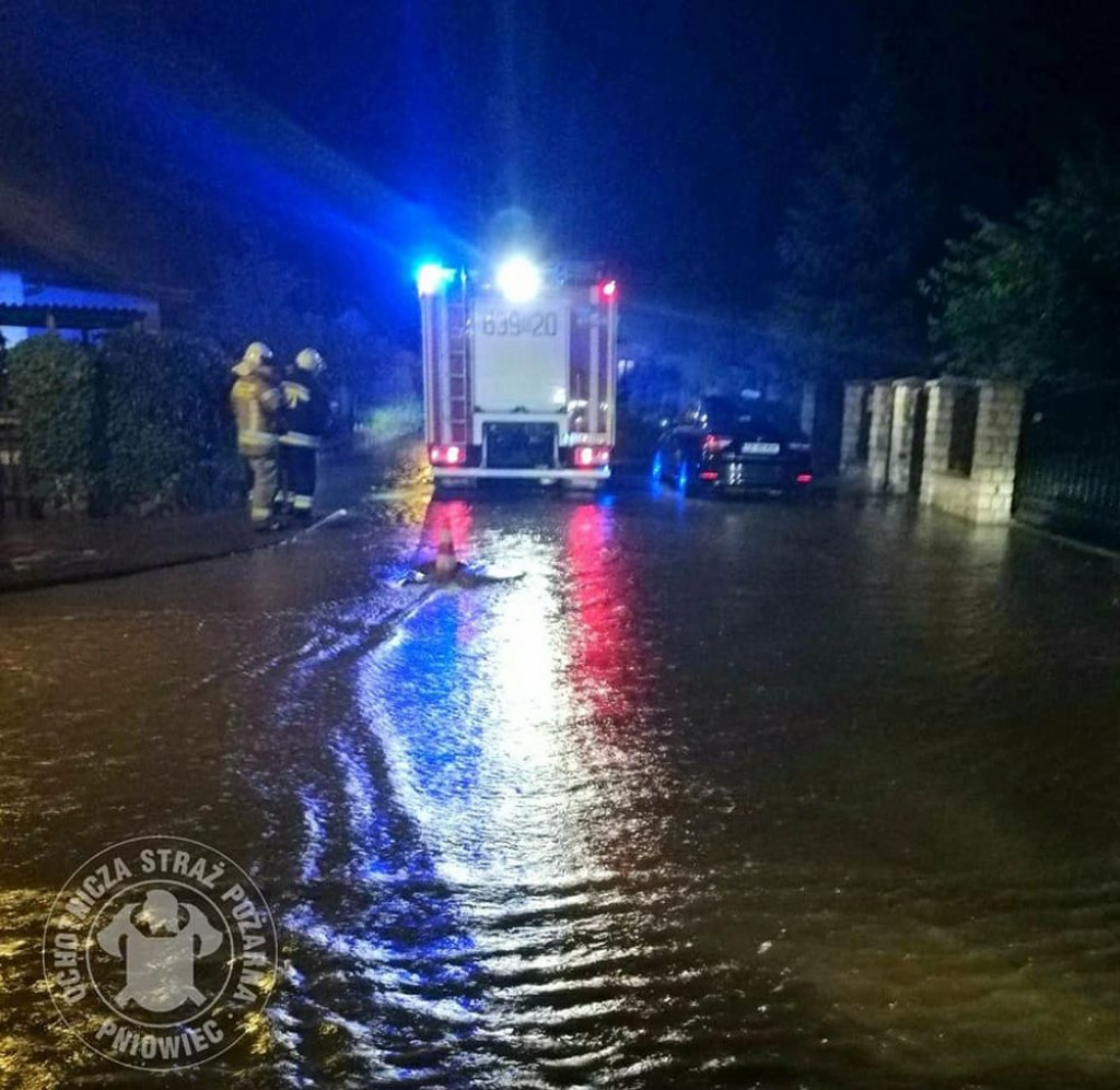 Zalane posesje, powalone drzewa, wyrwa w drodze