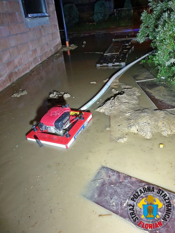 Zalane posesje, powalone drzewa, wyrwa w drodze