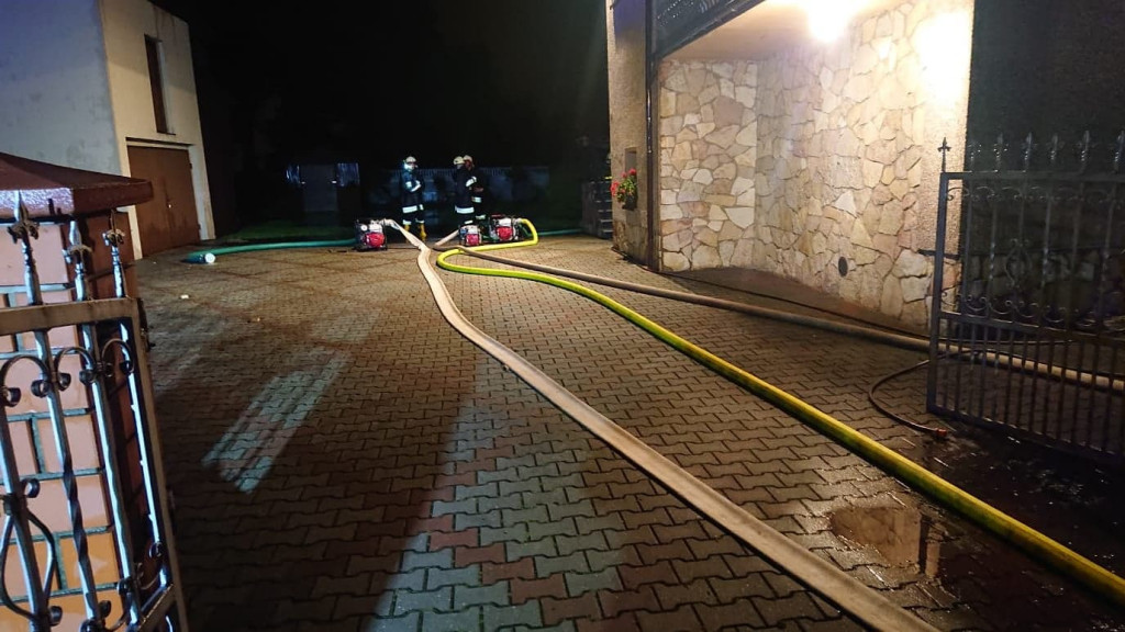 Zalane posesje, powalone drzewa, wyrwa w drodze