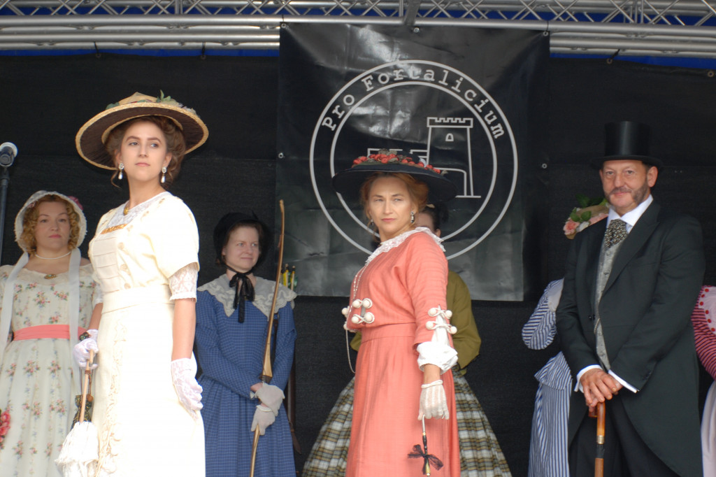 Pokaz mody na rodzinnym pikniku