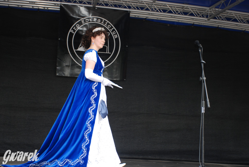 Pokaz mody na rodzinnym pikniku