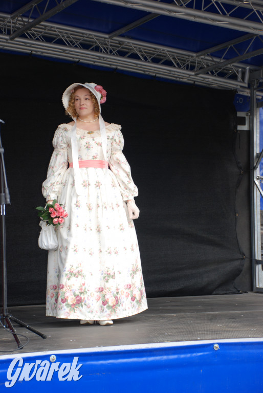 Pokaz mody na rodzinnym pikniku