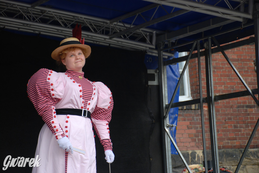 Pokaz mody na rodzinnym pikniku