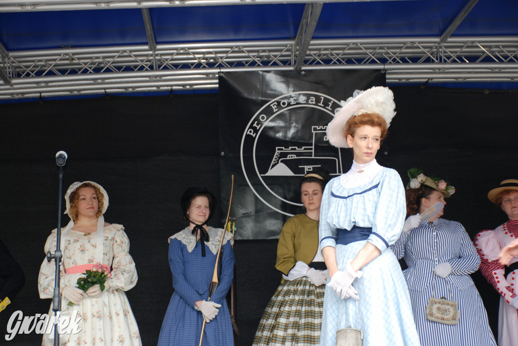 Pokaz mody na rodzinnym pikniku