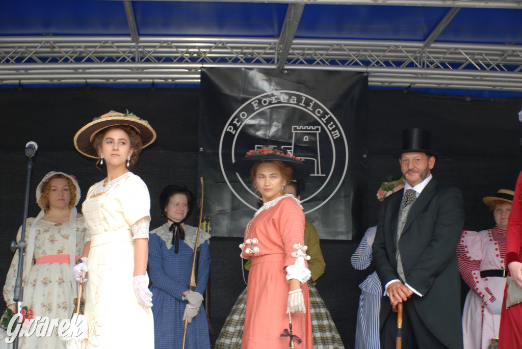 Pokaz mody na rodzinnym pikniku