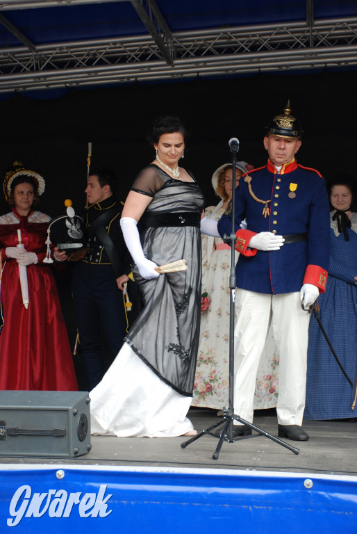 Pokaz mody na rodzinnym pikniku