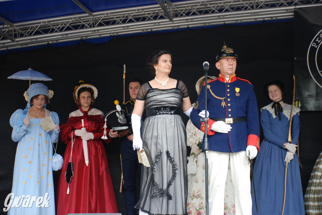 Pokaz mody na rodzinnym pikniku