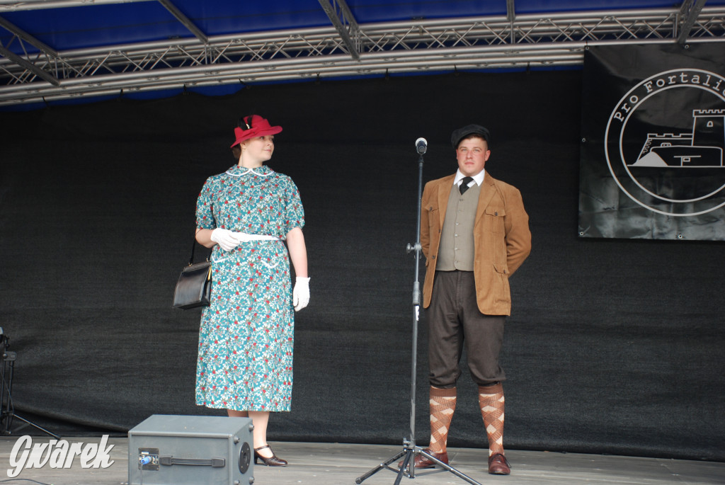 Pokaz mody na rodzinnym pikniku