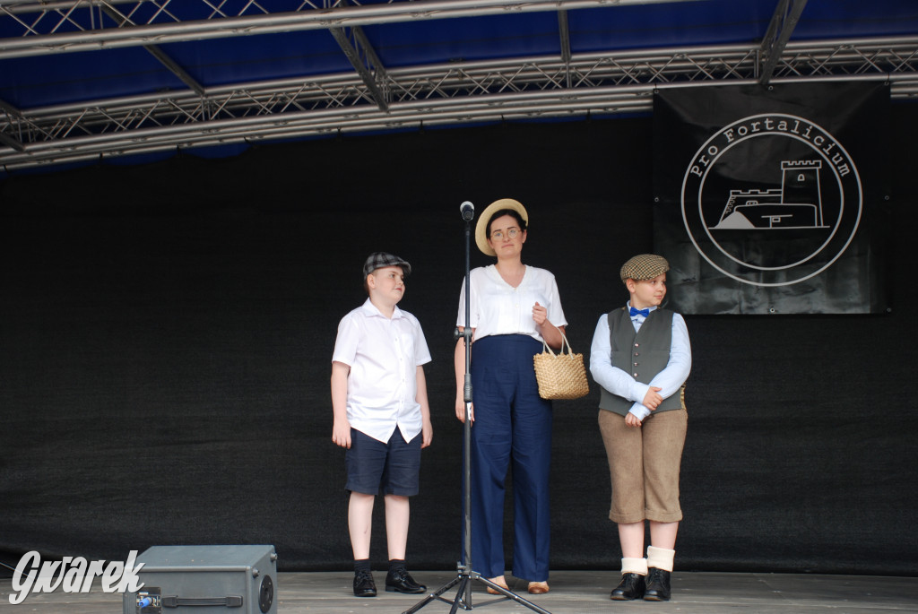 Pokaz mody na rodzinnym pikniku