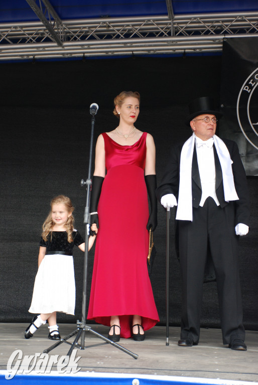 Pokaz mody na rodzinnym pikniku