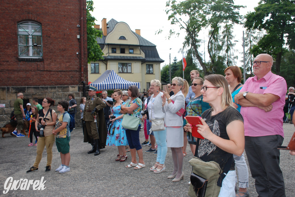Pokaz mody na rodzinnym pikniku