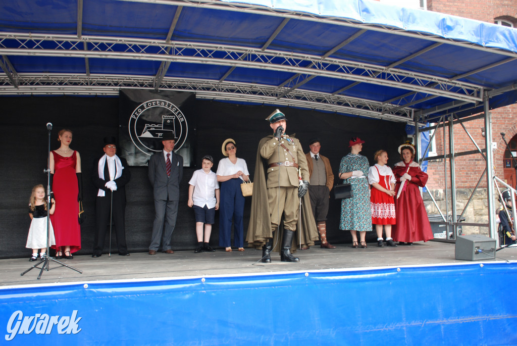 Pokaz mody na rodzinnym pikniku