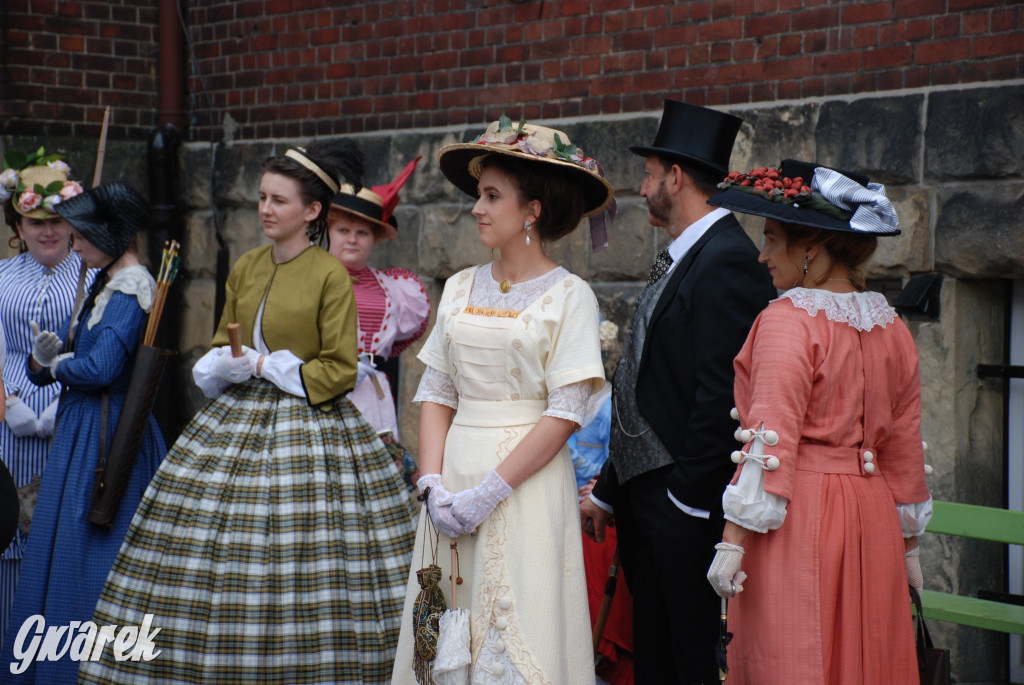 Pokaz mody na rodzinnym pikniku