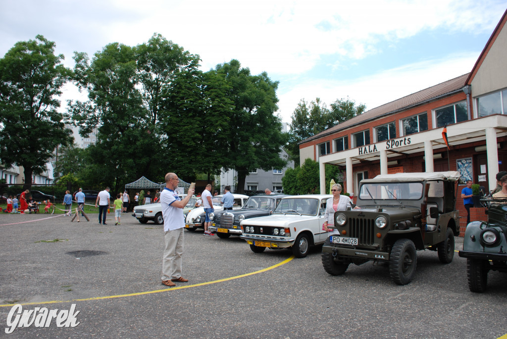 Pokaz mody na rodzinnym pikniku