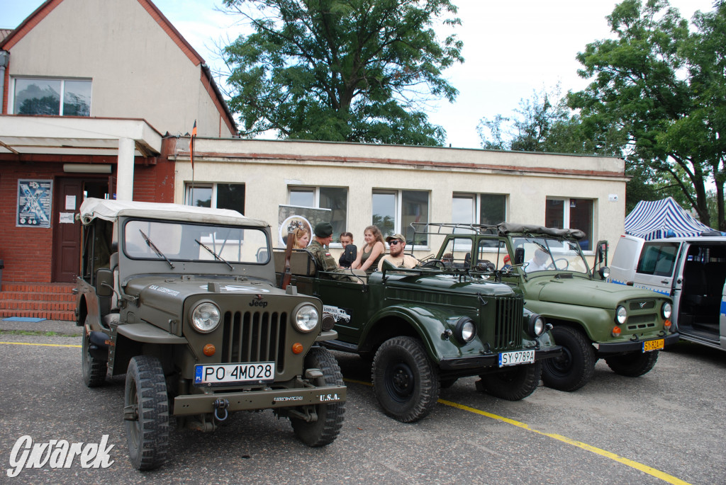 Pokaz mody na rodzinnym pikniku