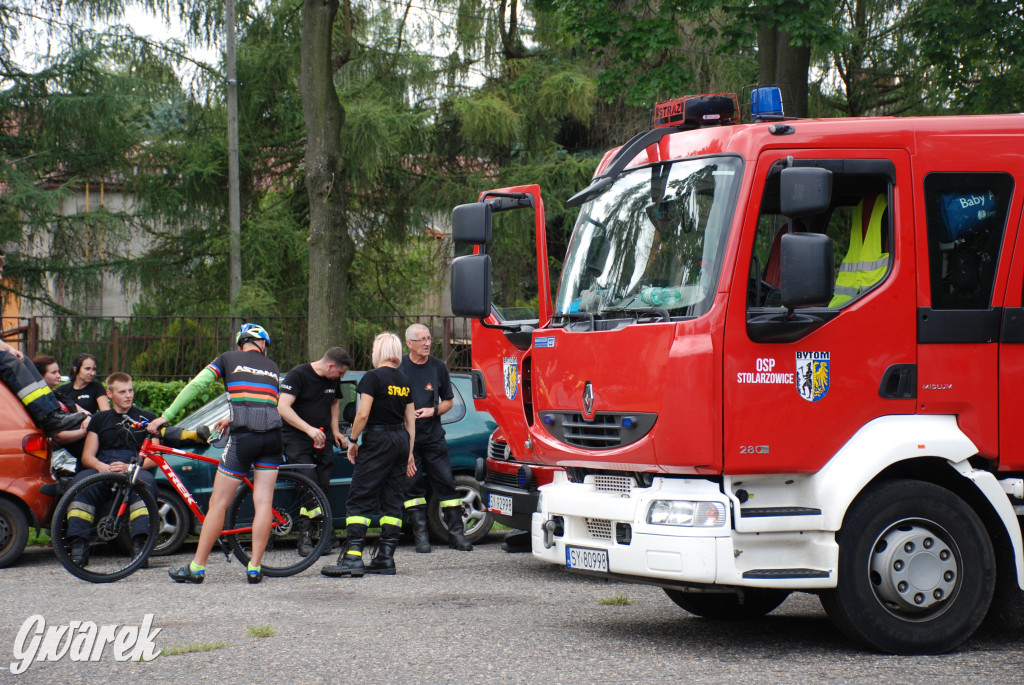 Pokaz mody na rodzinnym pikniku