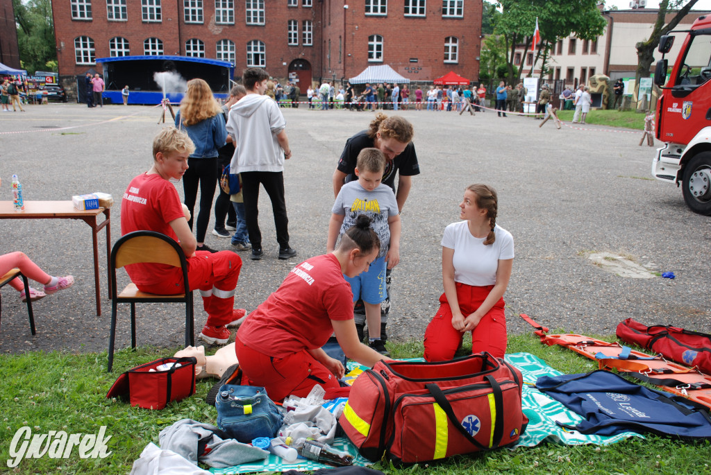 Pokaz mody na rodzinnym pikniku