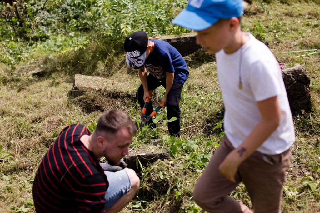 Sprzątanie żydowskiego cmentarza