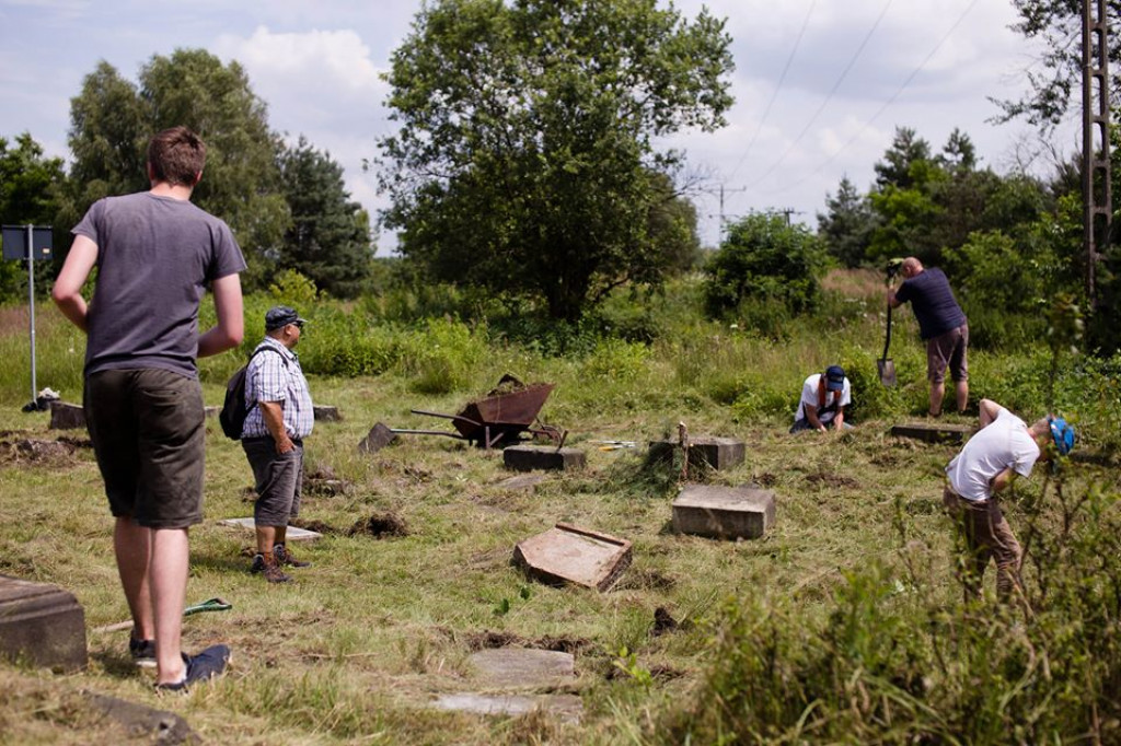 Sprzątanie żydowskiego cmentarza