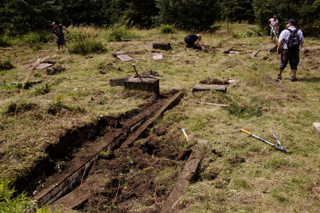 Sprzątanie żydowskiego cmentarza