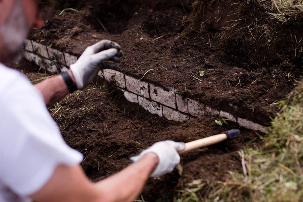 Sprzątanie żydowskiego cmentarza