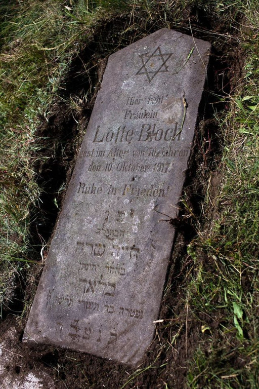 Sprzątanie żydowskiego cmentarza