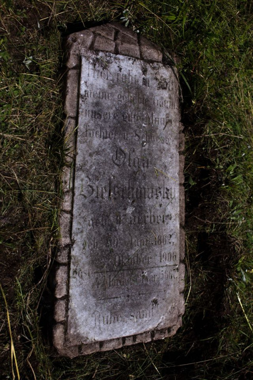 Sprzątanie żydowskiego cmentarza