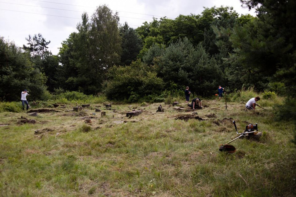 Sprzątanie żydowskiego cmentarza