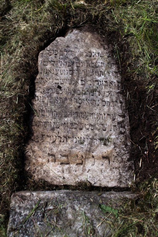 Sprzątanie żydowskiego cmentarza