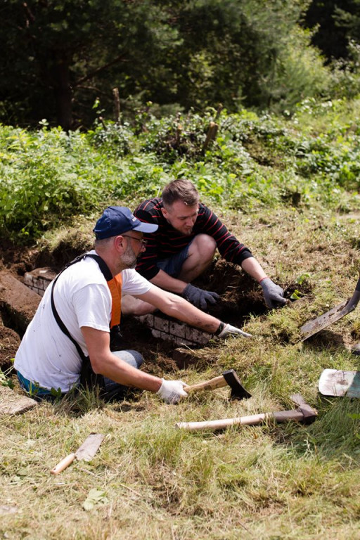 Sprzątanie żydowskiego cmentarza