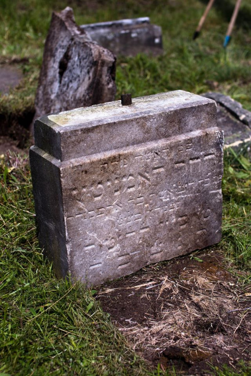 Sprzątanie żydowskiego cmentarza