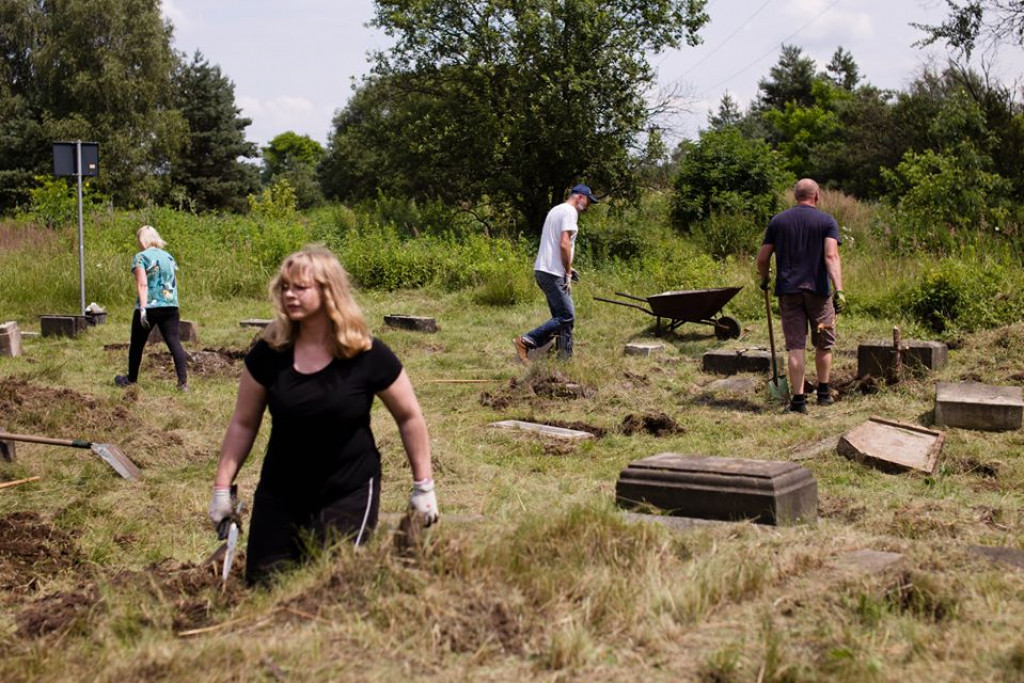 Sprzątanie żydowskiego cmentarza