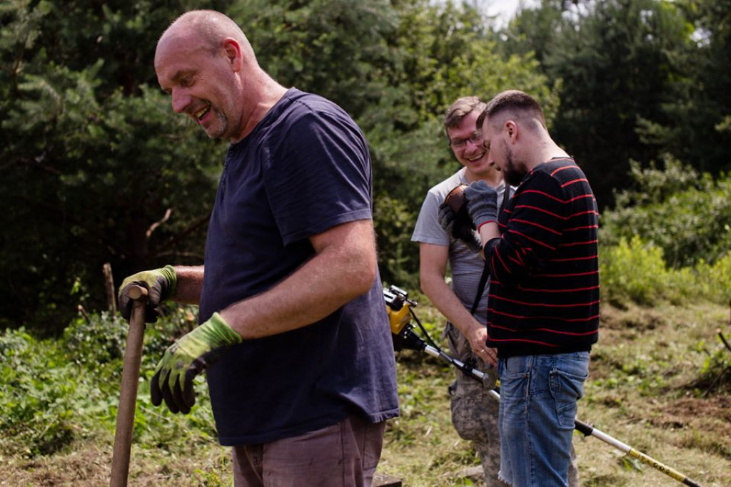 Sprzątanie żydowskiego cmentarza