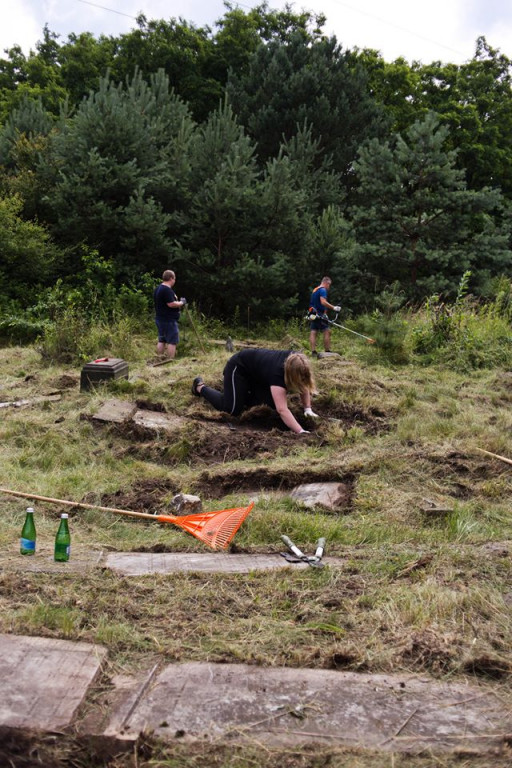 Sprzątanie żydowskiego cmentarza