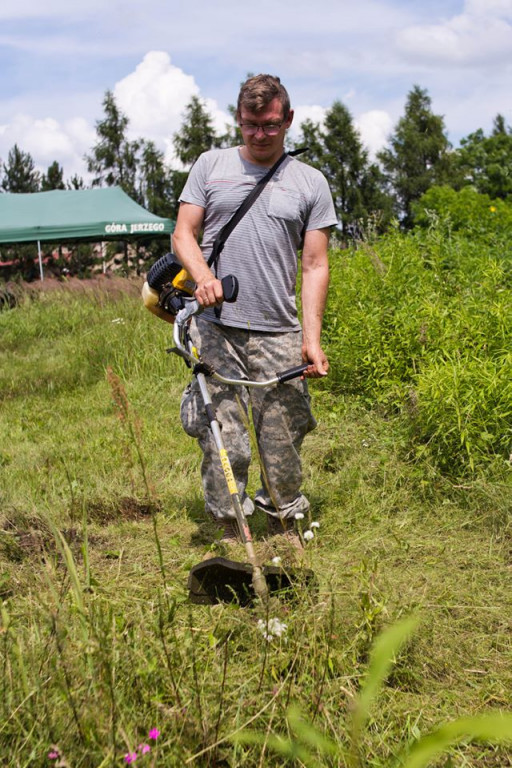 Sprzątanie żydowskiego cmentarza