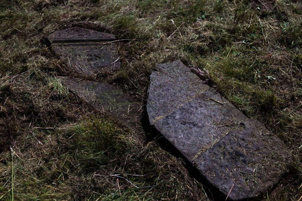 Sprzątanie żydowskiego cmentarza