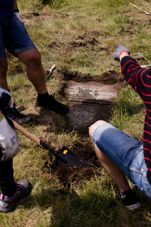 Sprzątanie żydowskiego cmentarza