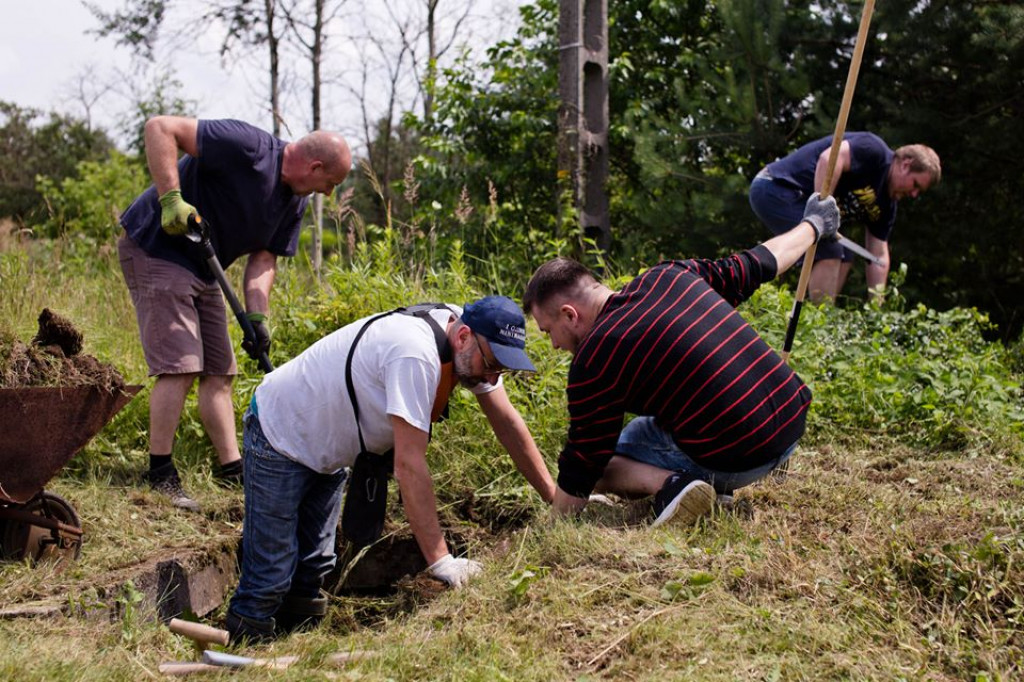 Sprzątanie żydowskiego cmentarza